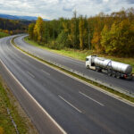 Como funciona um camião cisterna que transporta material químico?